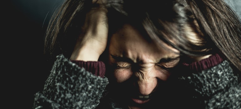 Person suffering from headaches due to Benzodiazepine Withdrawal Syndrome