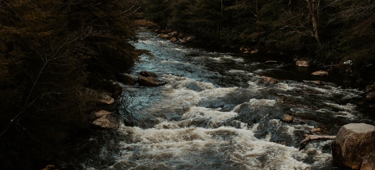 This picture of the river, mountains and woods symbolizes the rural nature of West Virginia and the main reason why People Stop Going to Rehab in West Virginia