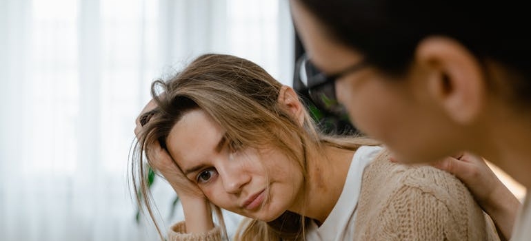 A person talking to a therapist about coping with cravings in early sobriety